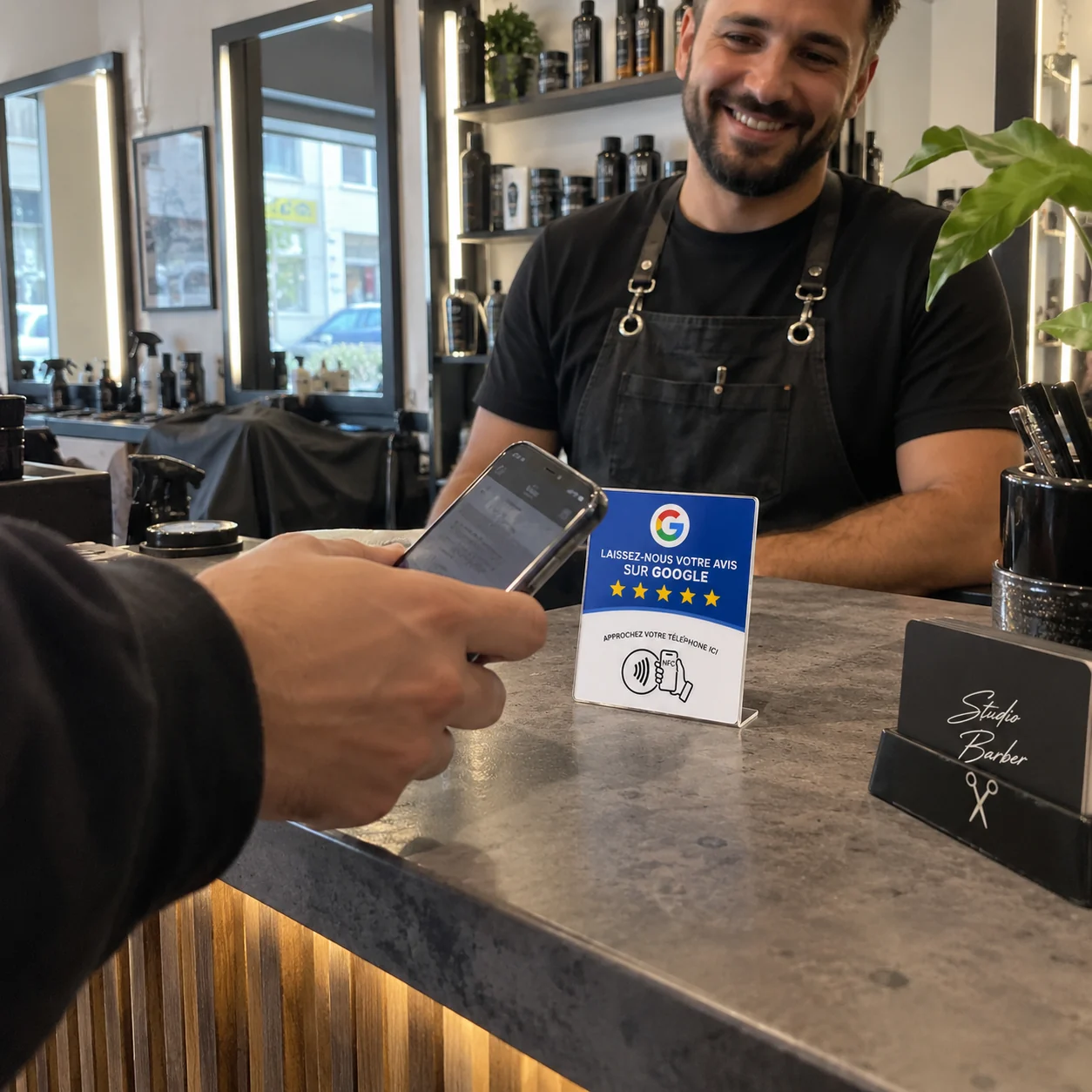 Client utilisant la plaque NFC dans un commerce